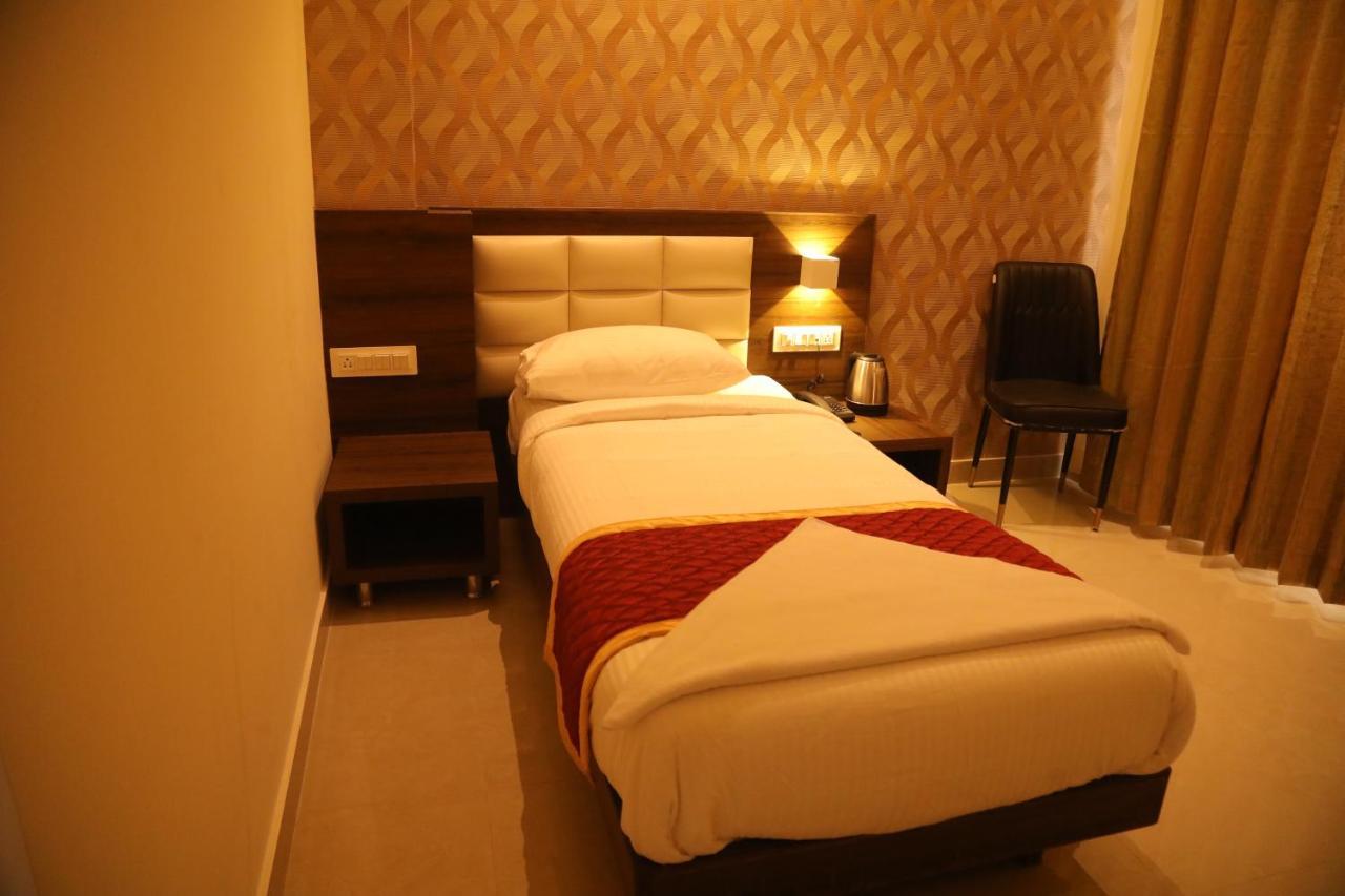 Royal Indraprastha The Hotel Bangalore Exteriör bild